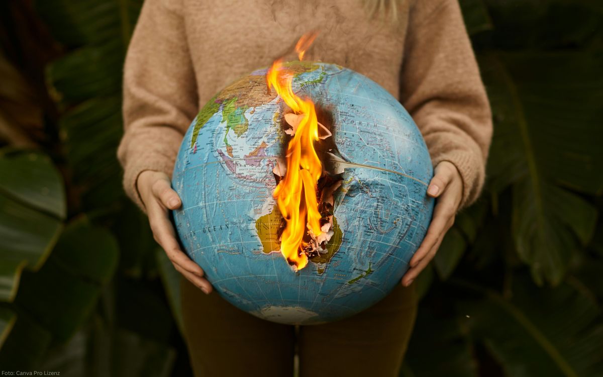 Brennende Erde als Symbol für Erderwärmung, Klimakrise und Klimapolitik